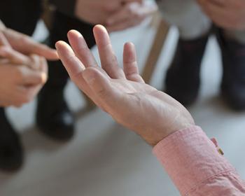 Diskussionsrunde in einem Stuhlkreis