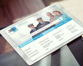 Ein IPad zeigt eine Informationsseite zur Polizeilichen Kriminalprävention des Bundes und der Länder