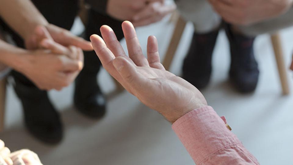 Diskussionsrunde in einem Stuhlkreis